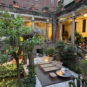 Hostal New Generation Center, Milán